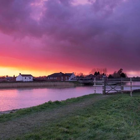 Riverbank Guest House Wiggenhall Saint Germans Eksteriør bilde